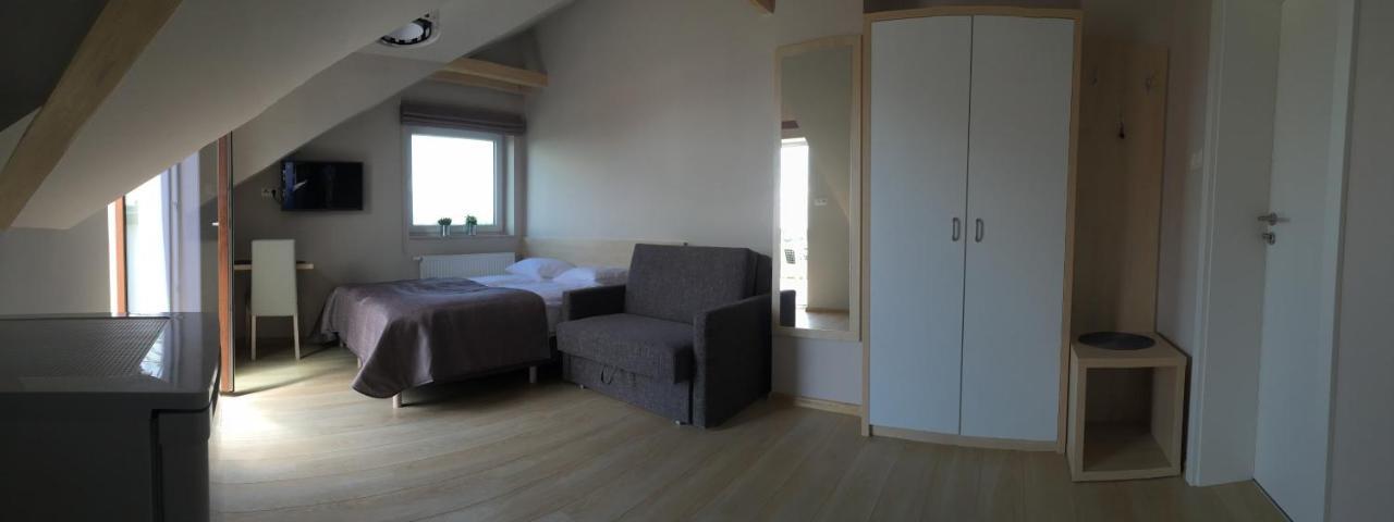 Villa Martika 尤斯托尼莫斯基 外观 照片