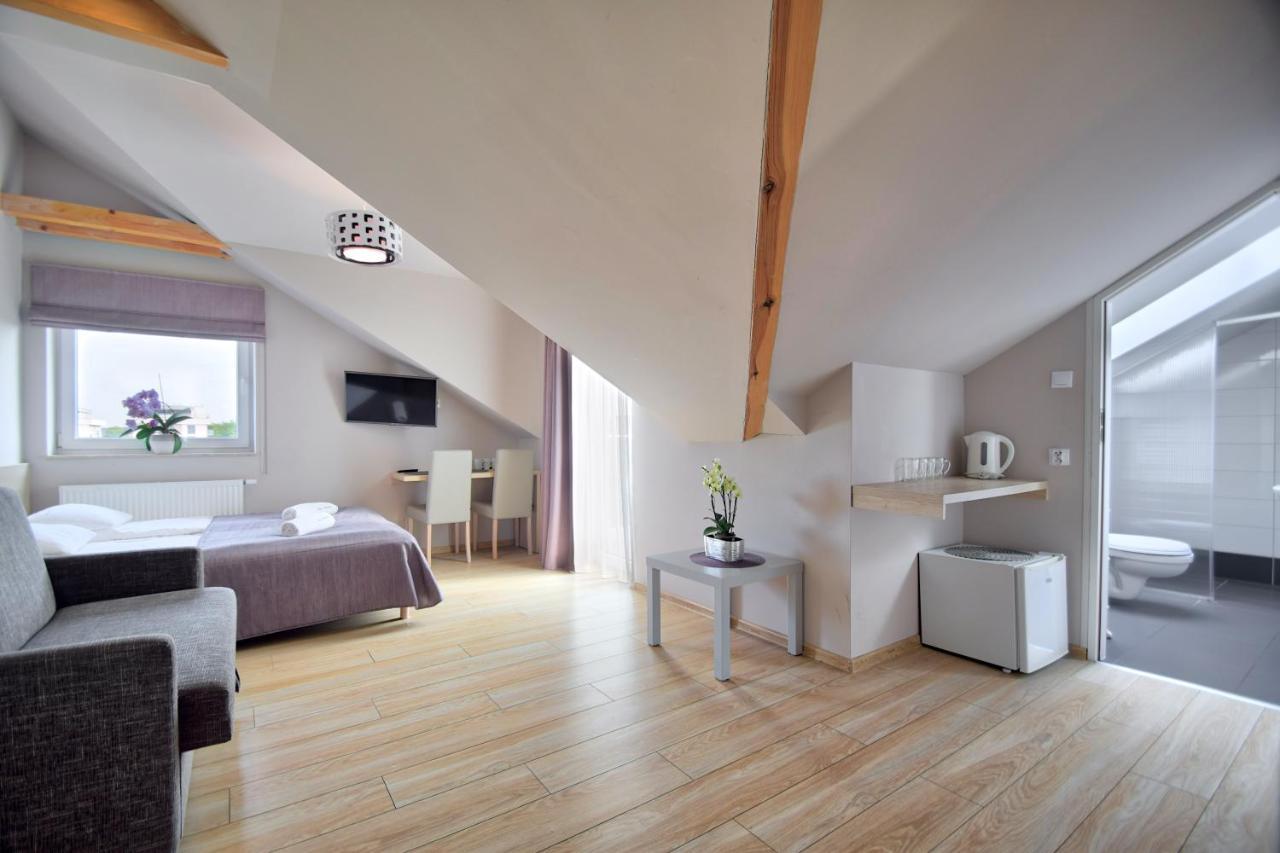 Villa Martika 尤斯托尼莫斯基 外观 照片